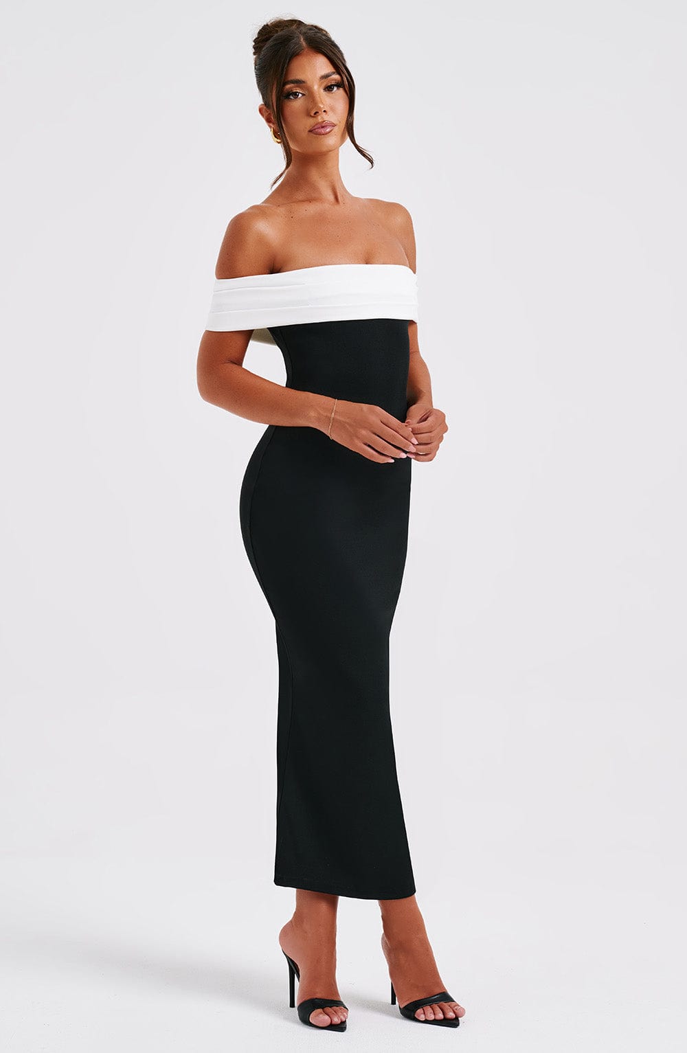 Vestido Midi Blanco Negro Halter Crepé Beca