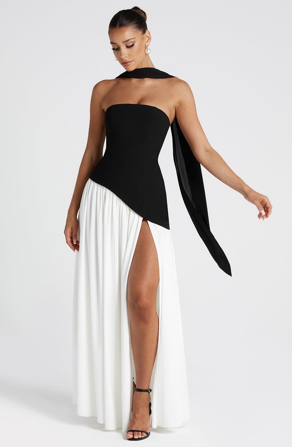 Black and white strapless satin maxi dress with high slit and chiffon scarf – AURÉLE by Moudier