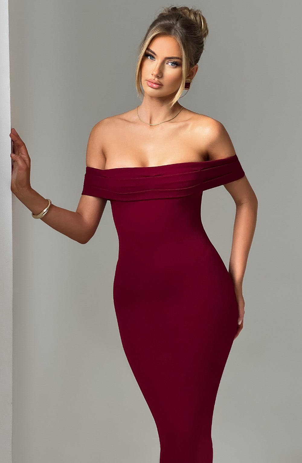 Vestido Midi Borgoña Halter Crepé Beca