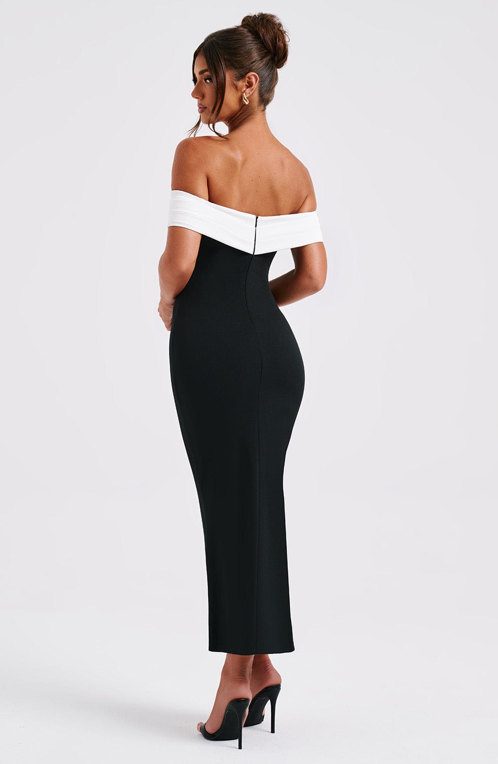 Vestido Midi Blanco Negro Halter Crepé Beca