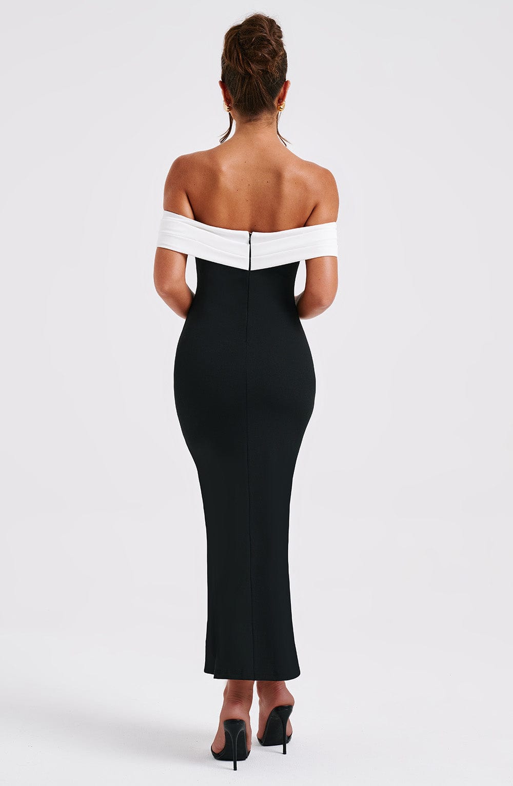 Vestido Midi Blanco Negro Halter Crepé Beca