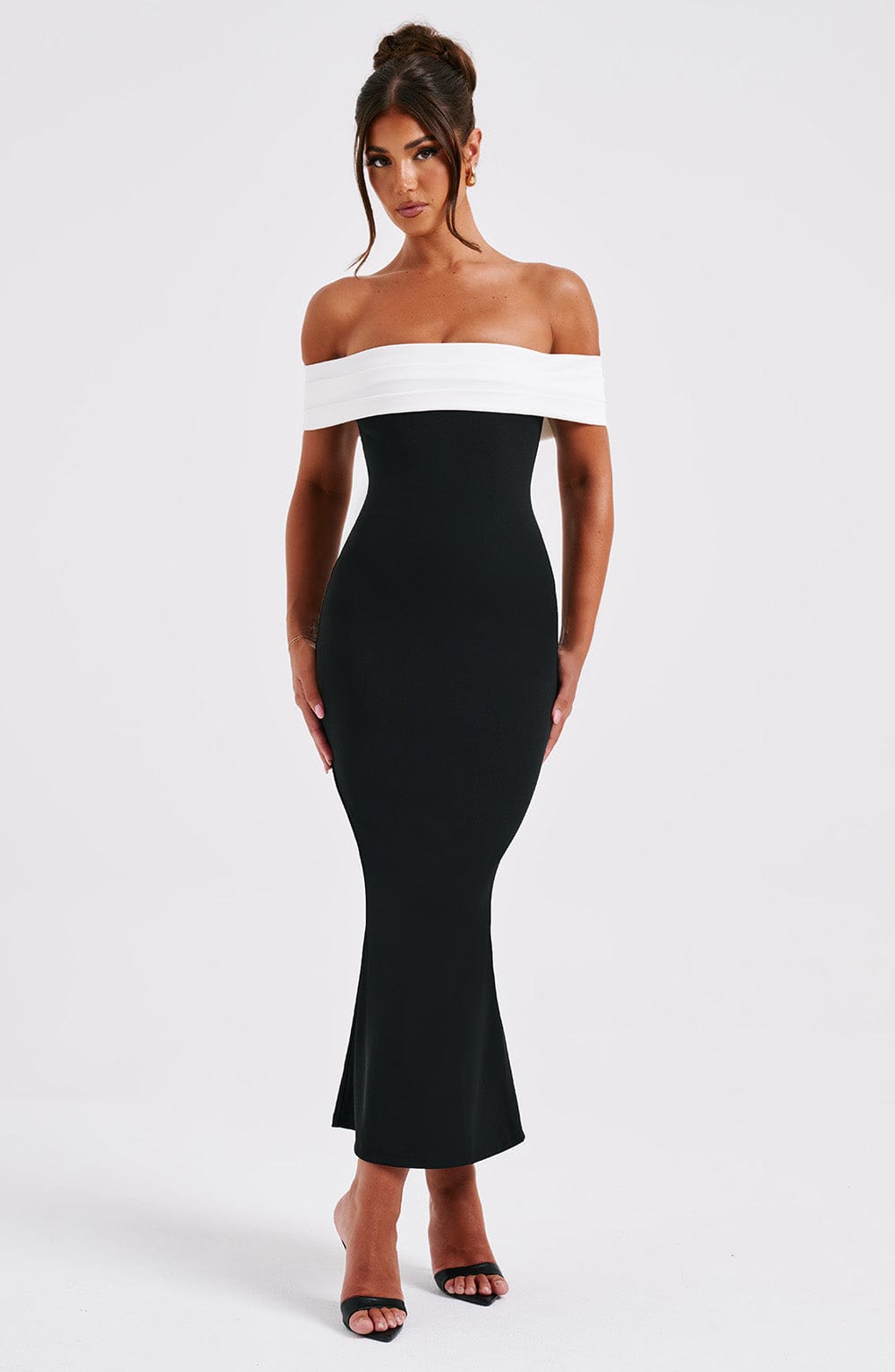 Vestido Midi Blanco Negro Halter Crepé Beca