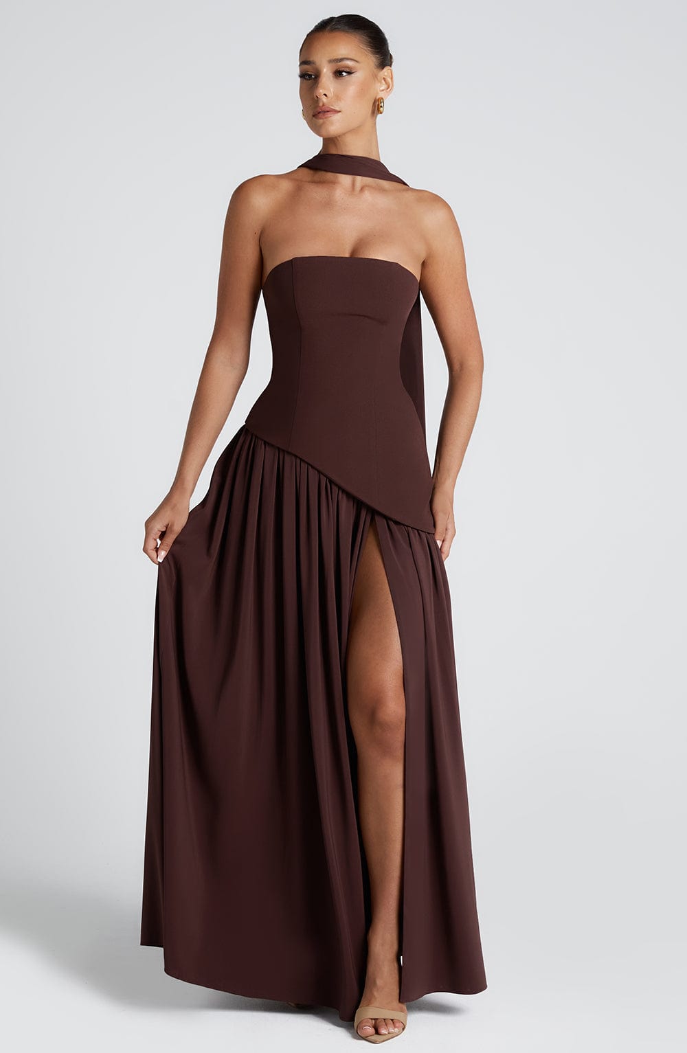 Brown strapless satin maxi dress with high slit and sculpted waist – AURÉLE by Moudier

