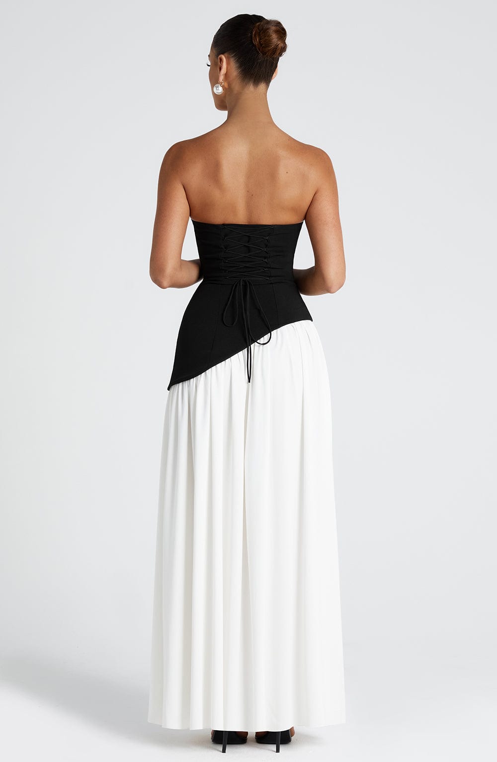 Black and white strapless satin maxi dress with high slit and chiffon scarf – AURÉLE by Moudier