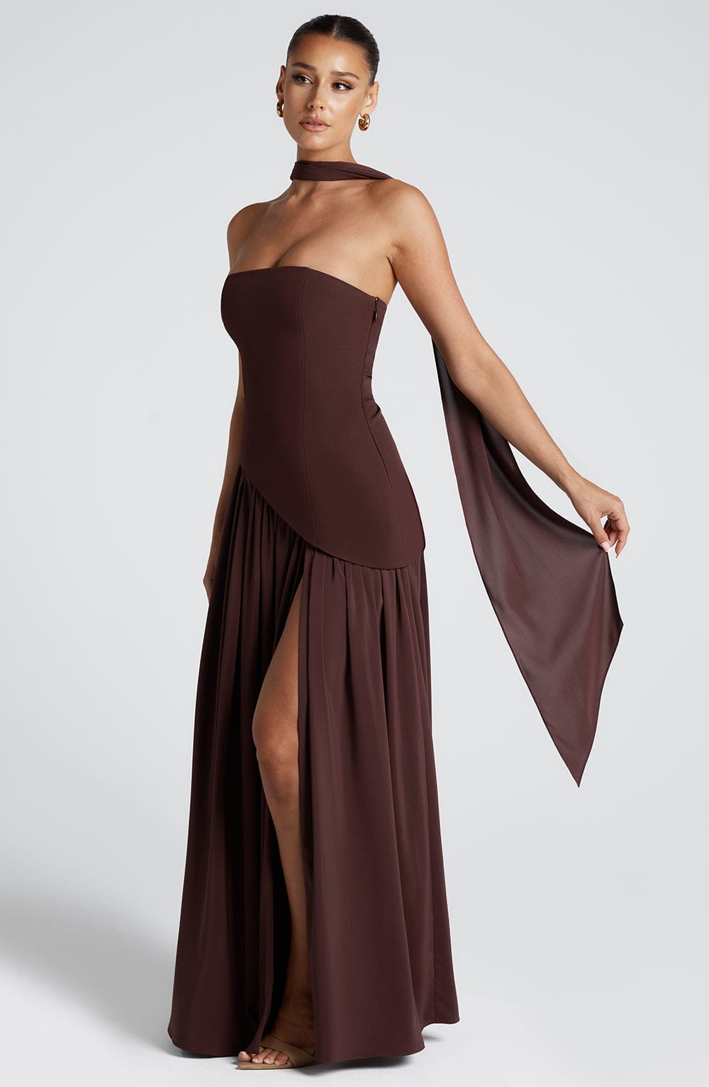 Brown strapless satin maxi dress with high slit and sculpted waist – AURÉLE by Moudier

