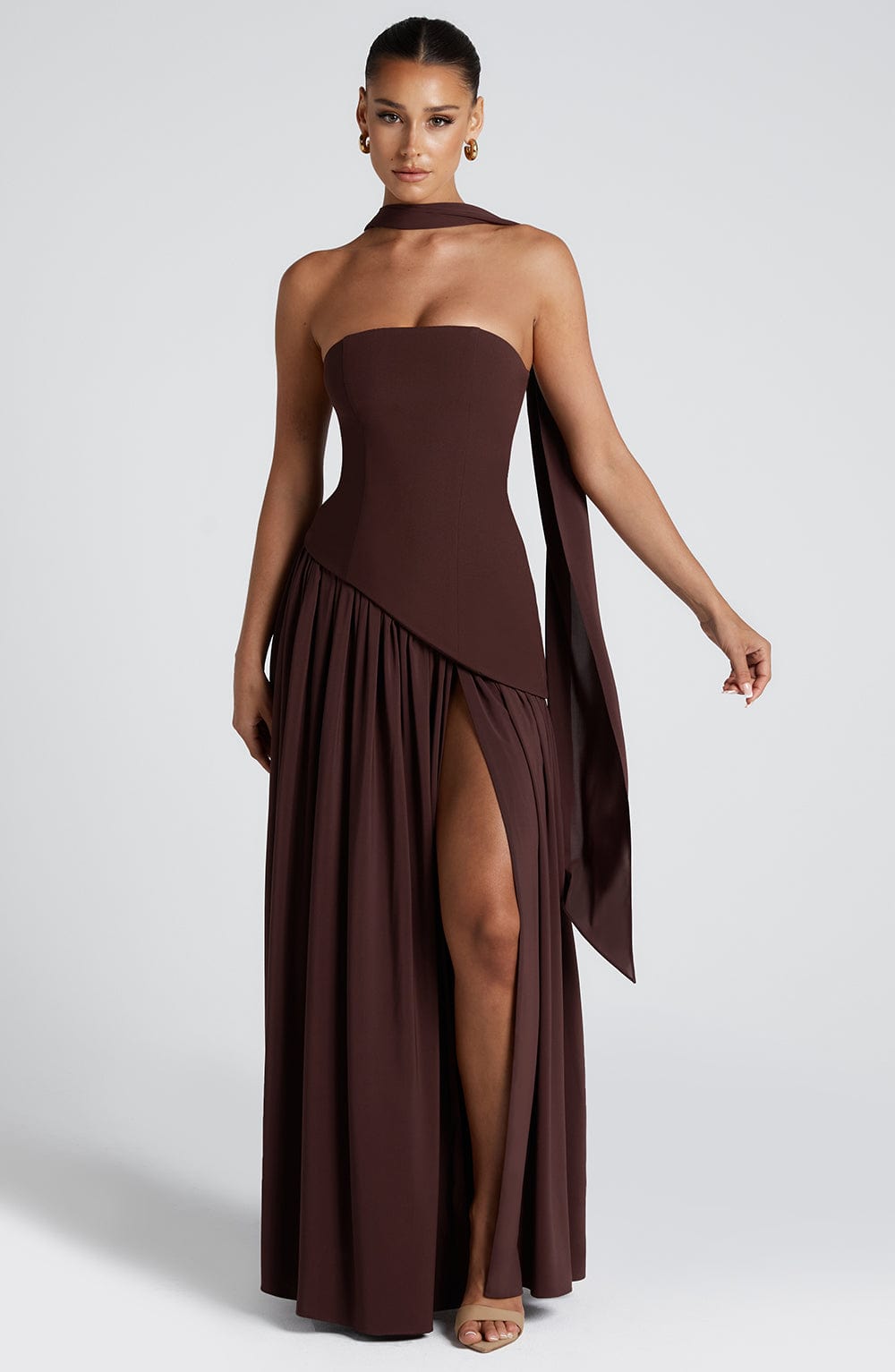 Brown strapless satin maxi dress with high slit and sculpted waist – AURÉLE by Moudier


