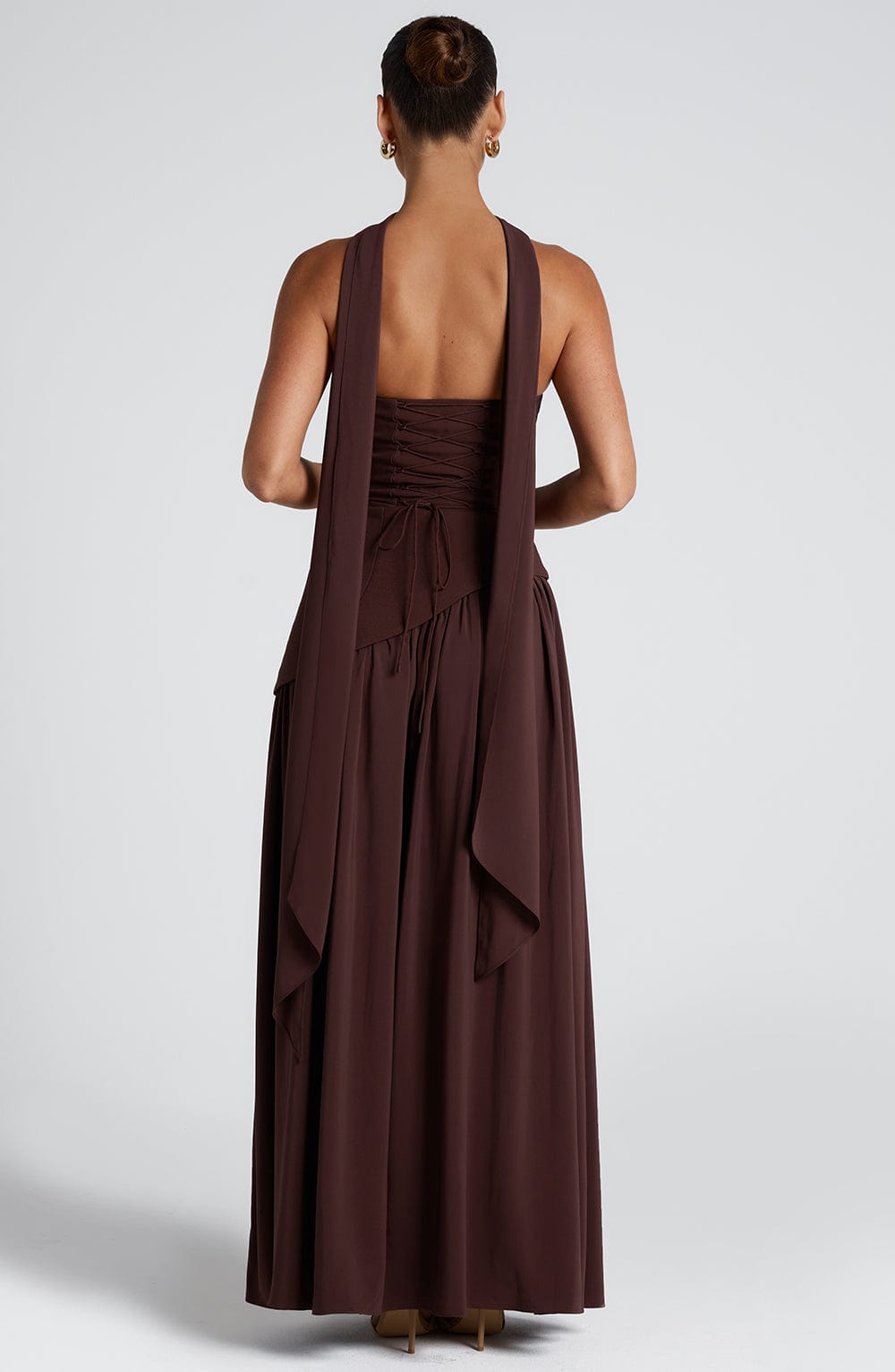 Brown strapless satin maxi dress with high slit and sculpted waist – AURÉLE by Moudier

