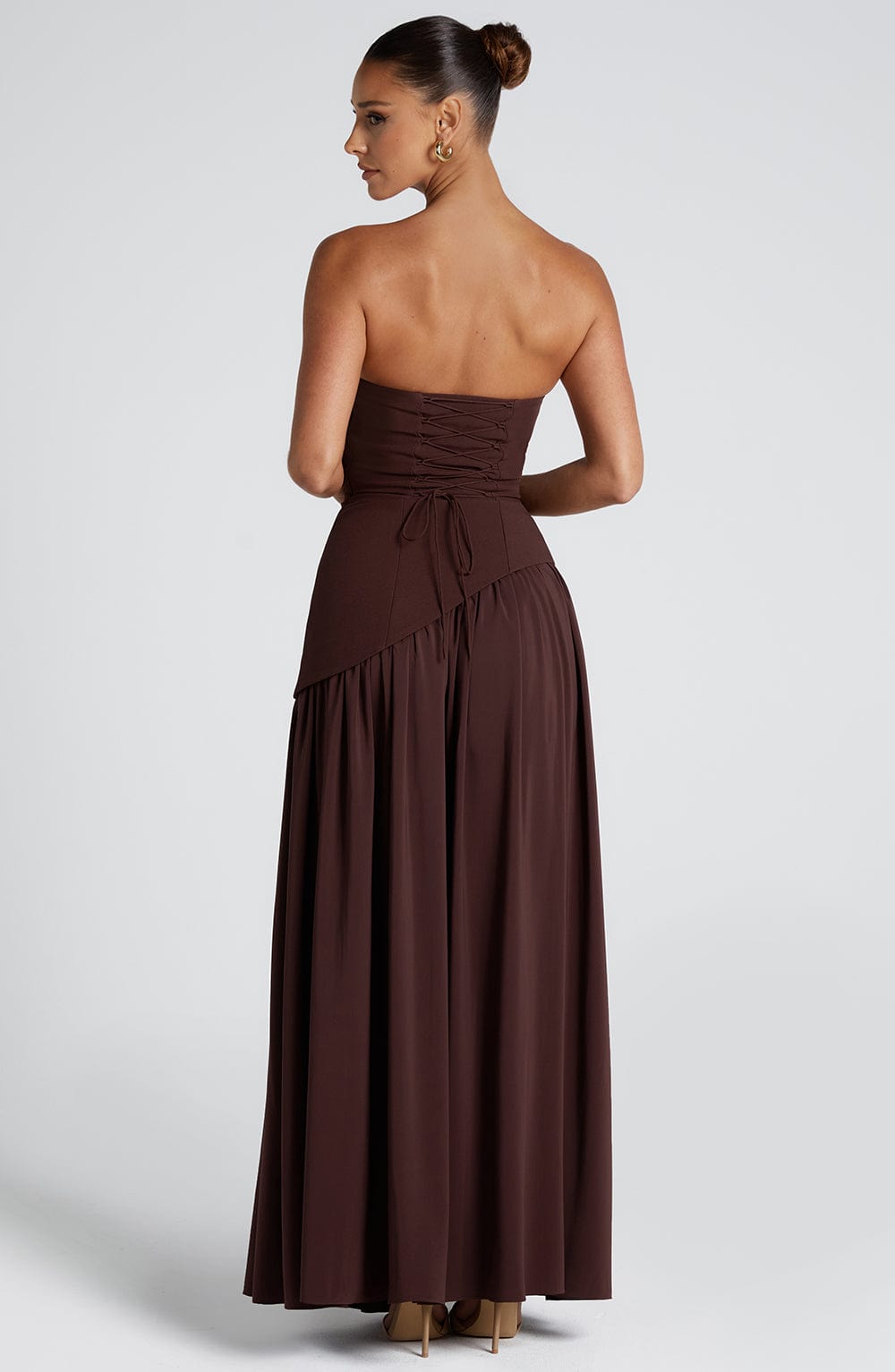 Brown strapless satin maxi dress with high slit and sculpted waist – AURÉLE by Moudier

