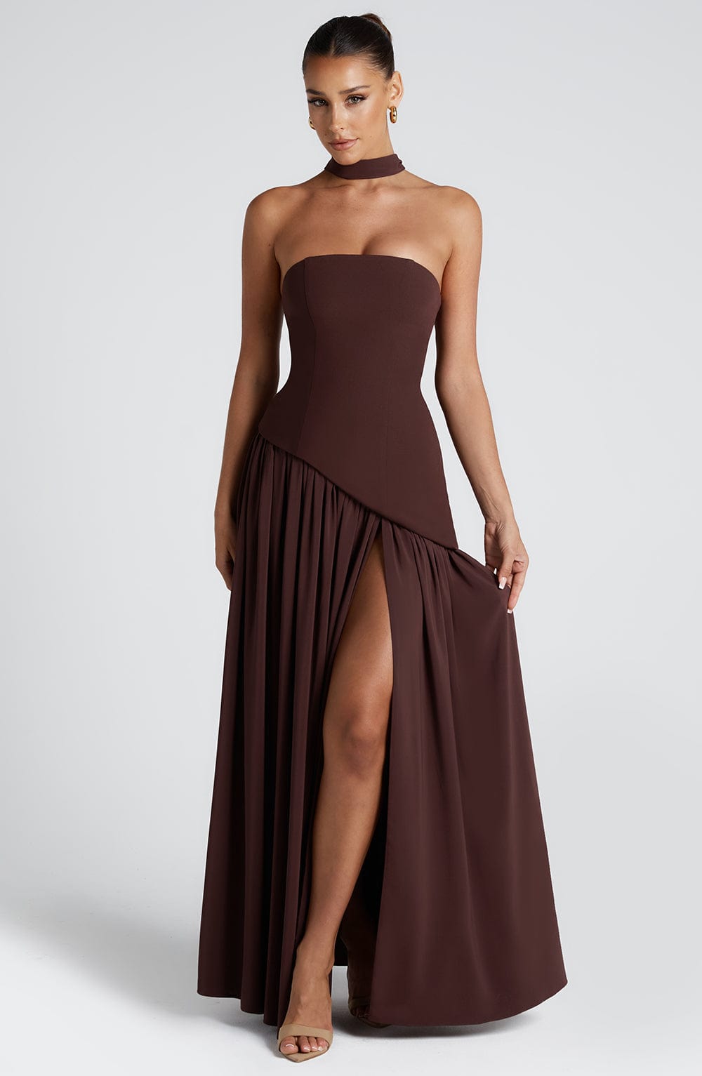 Brown strapless satin maxi dress with high slit and sculpted waist – AURÉLE by Moudier

