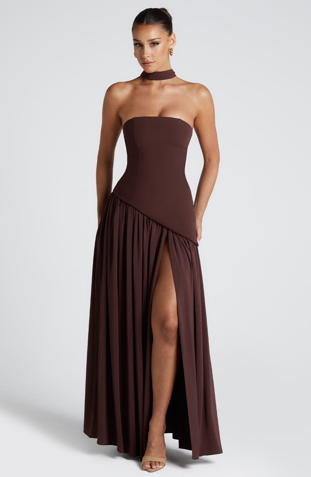 Brown strapless satin maxi dress with high slit and sculpted waist – AURÉLE by Moudier

