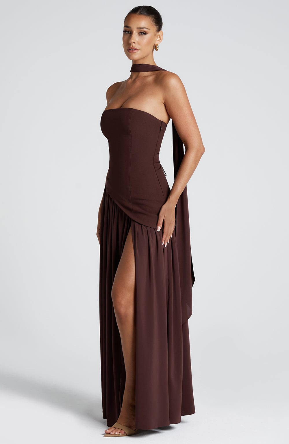 Brown strapless satin maxi dress with high slit and sculpted waist – AURÉLE by Moudier

